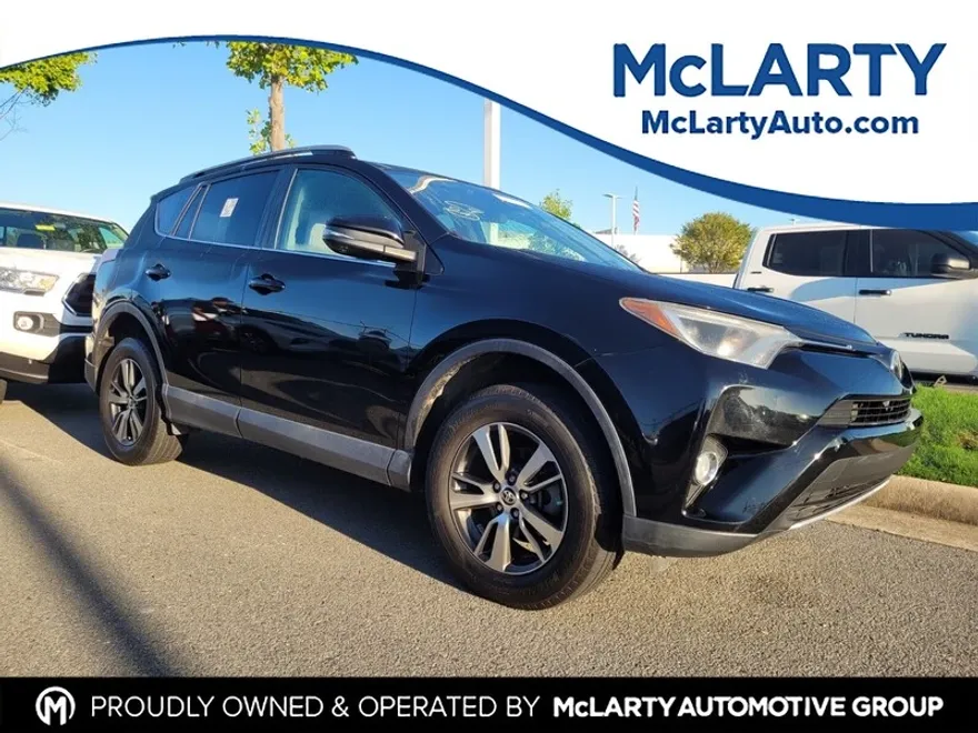 2017 Toyota RAV4 XLE photo 1