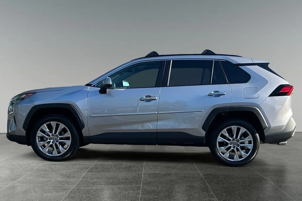 2022 Toyota RAV4 Limited photo 1