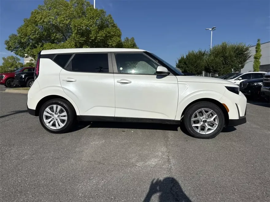 2023 Kia Soul LX photo 1