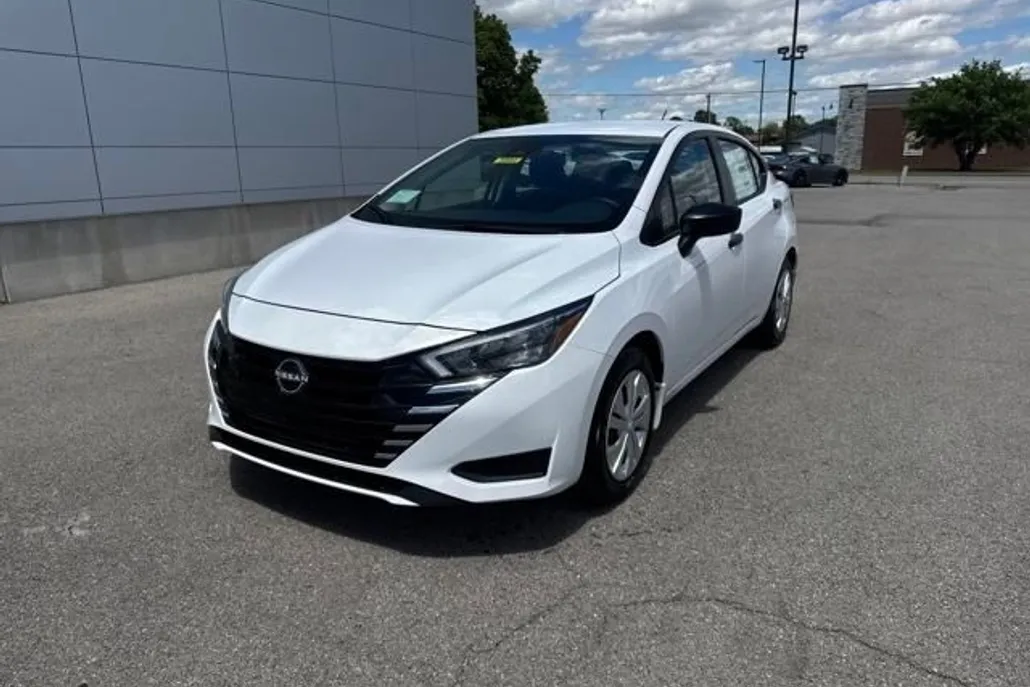 2025 Nissan Versa 1.6 S photo 1