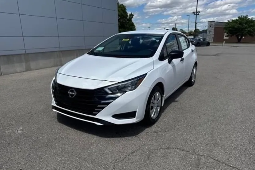 2025 Nissan Versa 1.6 S photo 1