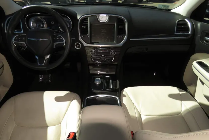 2015 Chrysler 300 Limited photo 1