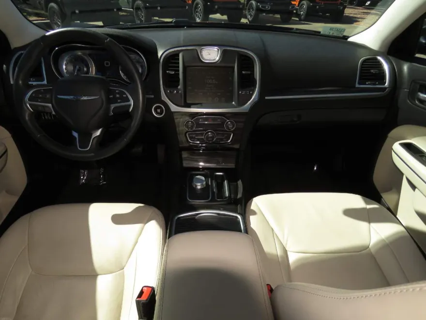 2015 Chrysler 300 Limited photo 1
