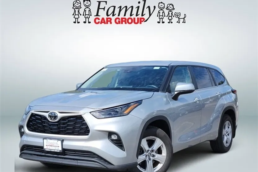 2024 Toyota Highlander LE photo 1