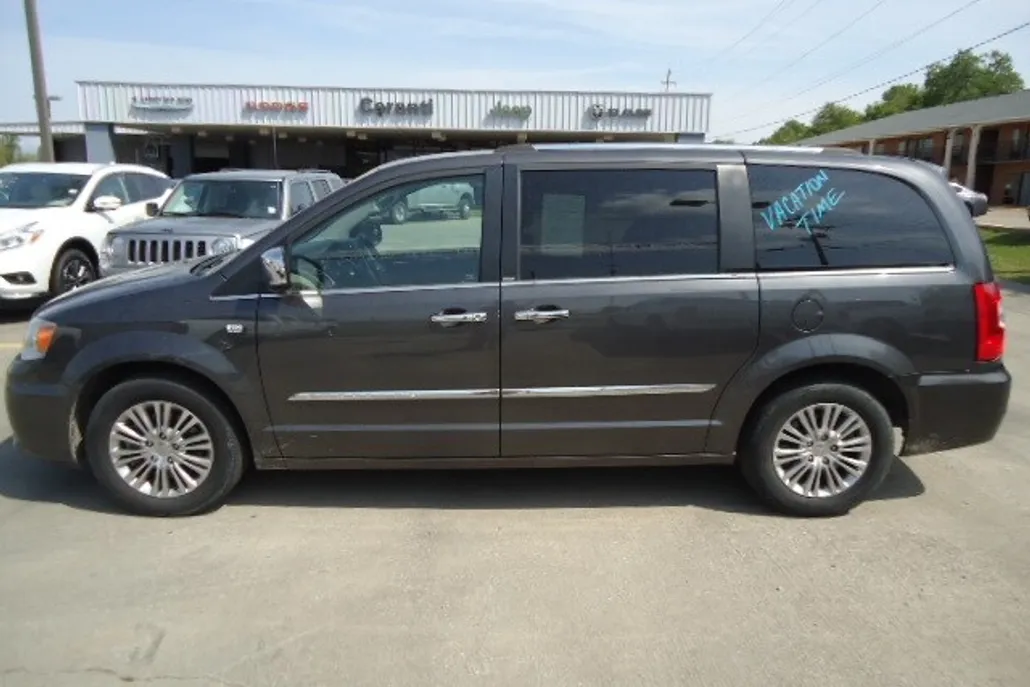 2014 Chrysler Town & Country photo 1