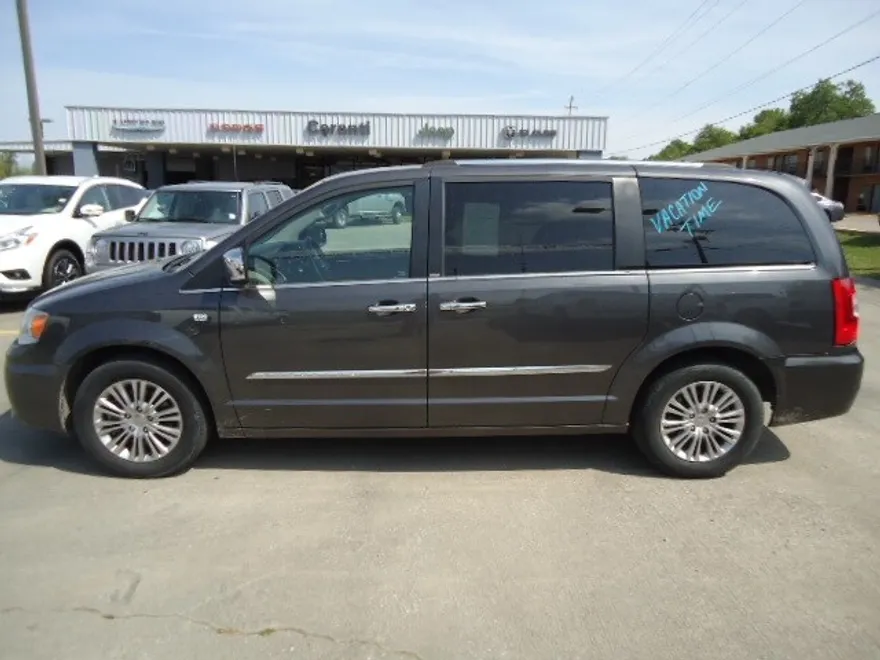 2014 Chrysler Town & Country photo 1