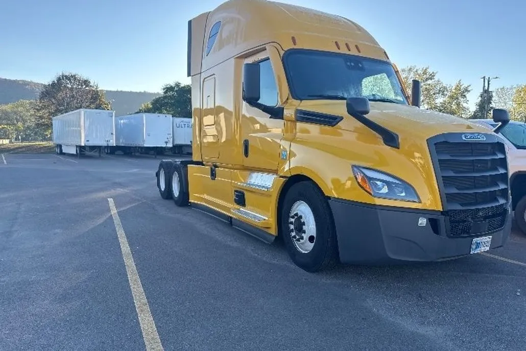 2022 Freightliner Cascadia 126" Sleeper Cab photo 1