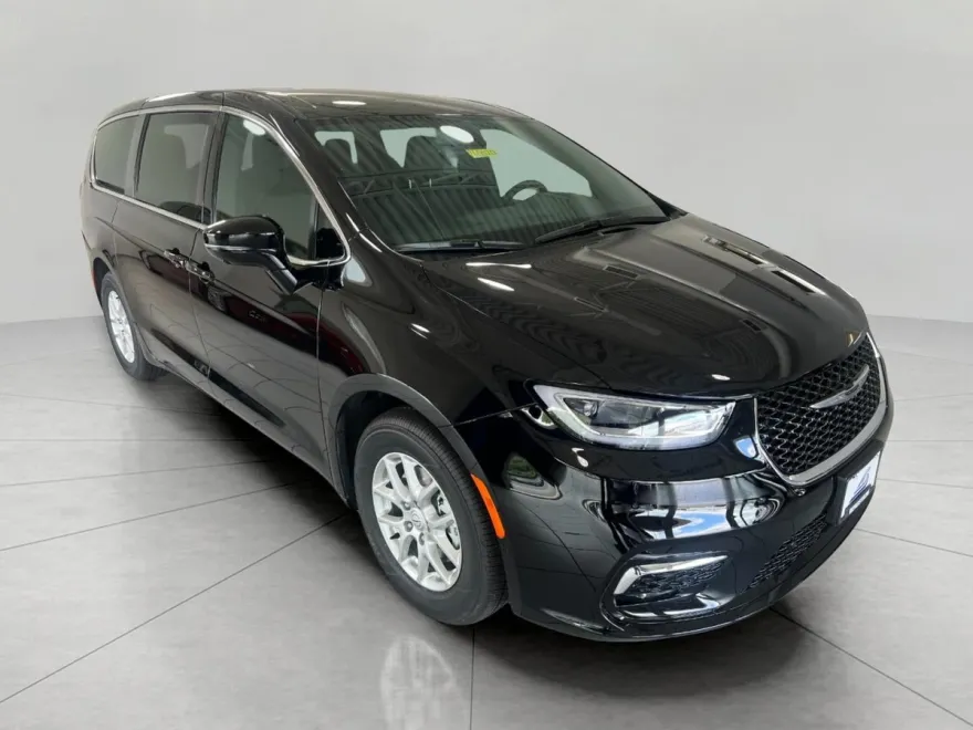 2026 Chrysler Pacifica photo 1