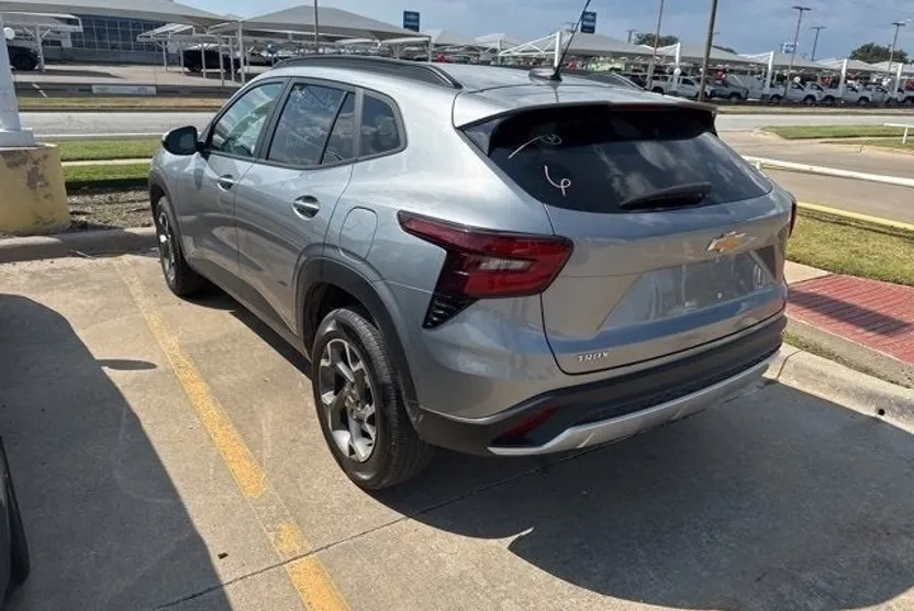 2024 Chevrolet Trax LT photo 1