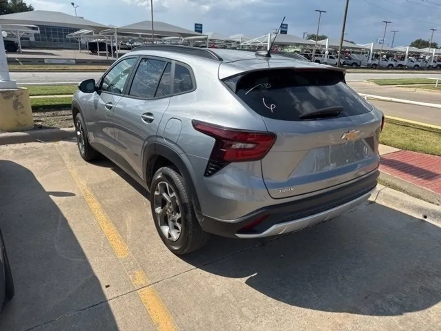 2024 Chevrolet Trax LT photo 1