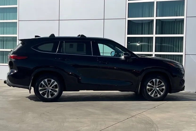 2021 Toyota Highlander XLE photo 1