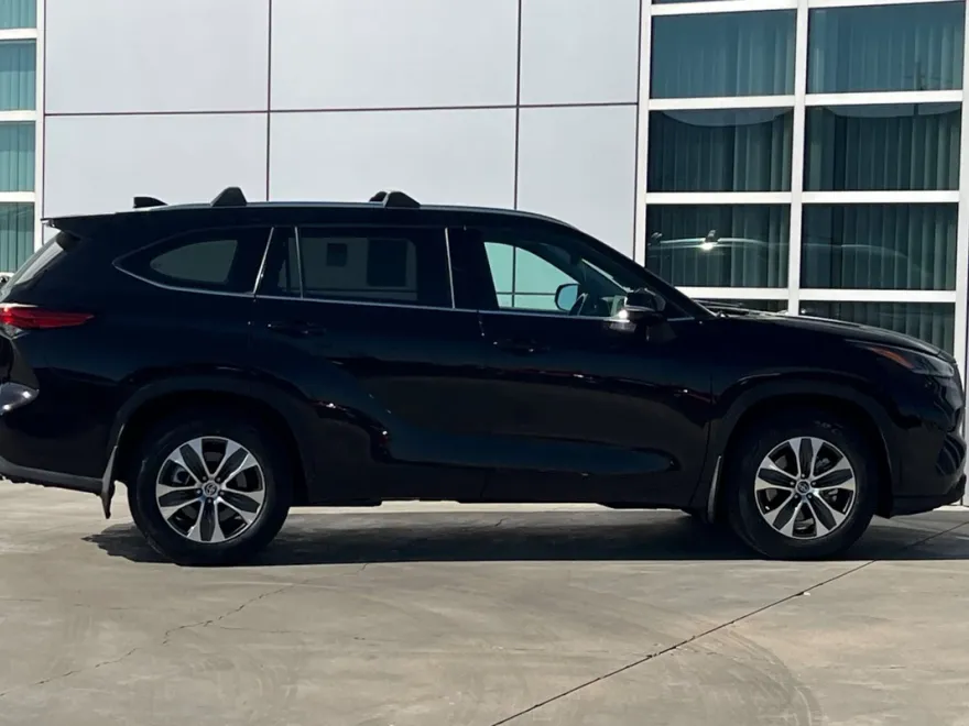 2021 Toyota Highlander XLE photo 1