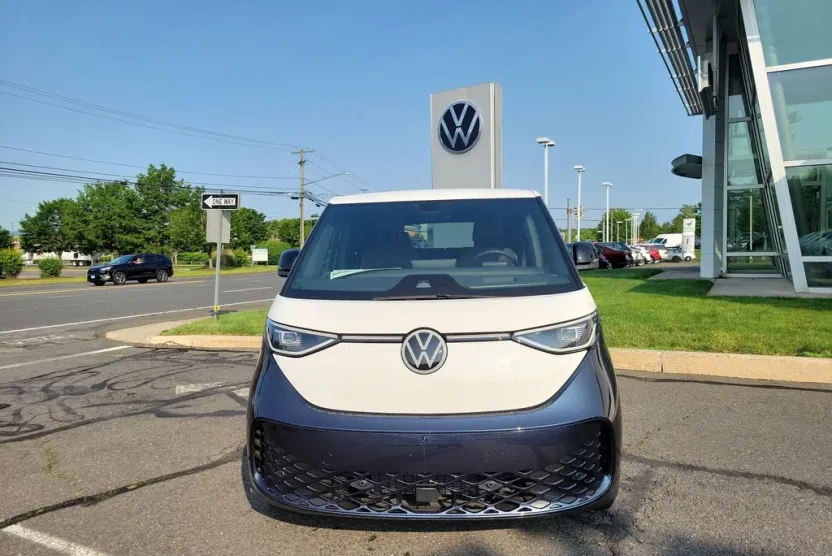 2025 Volkswagen ID. Buzz Pro Plus photo 1