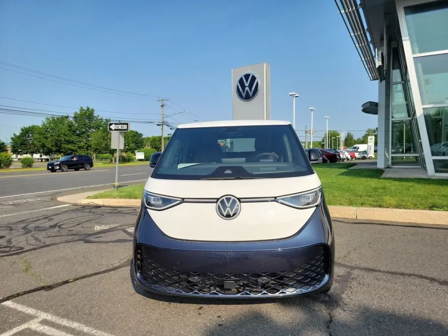 2025 Volkswagen ID. Buzz Pro Plus photo 1