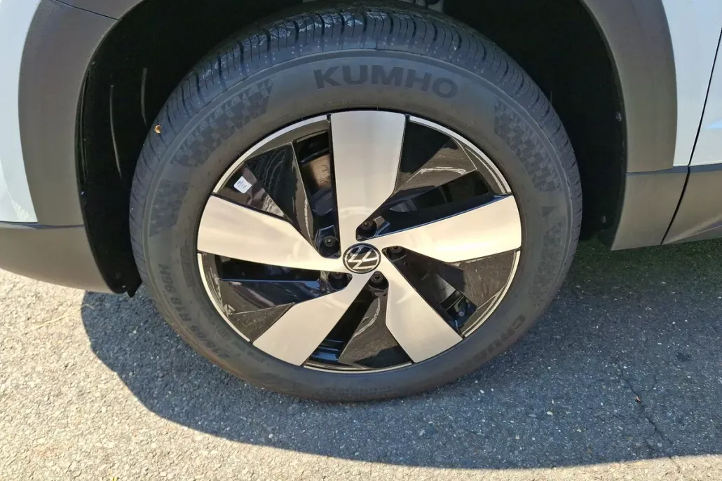 2025 Volkswagen Taos S photo 1