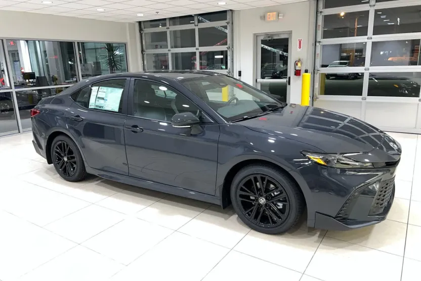 2026 Toyota Camry SE photo 1