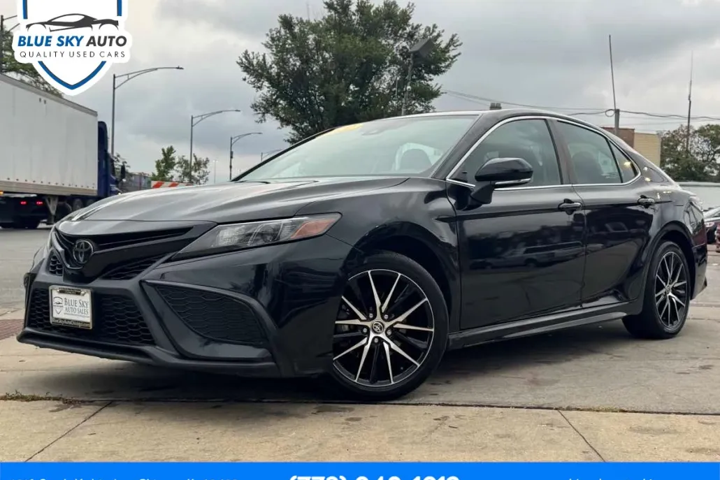 2022 Toyota Camry SE photo 1