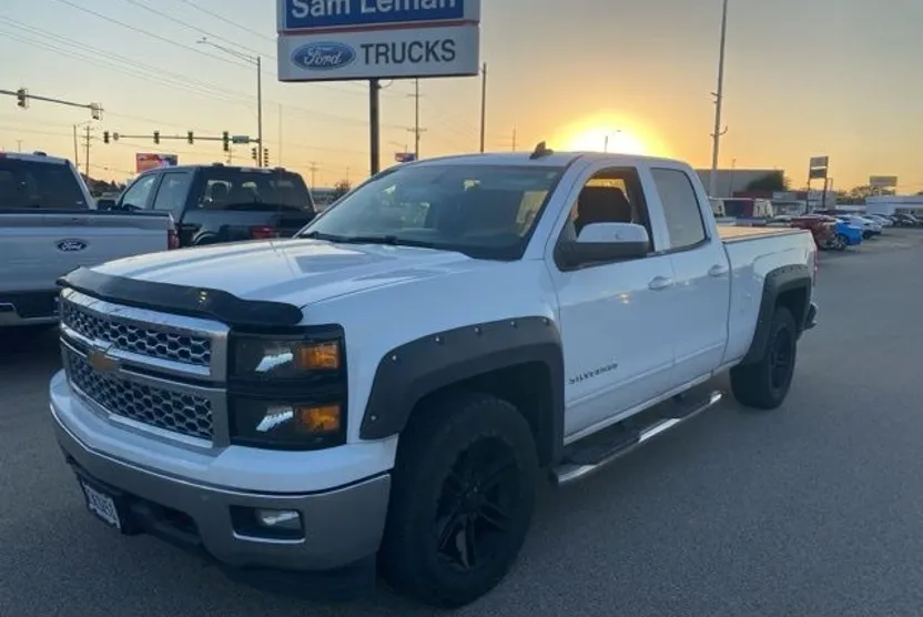2015 Chevrolet Silverado LT photo 1