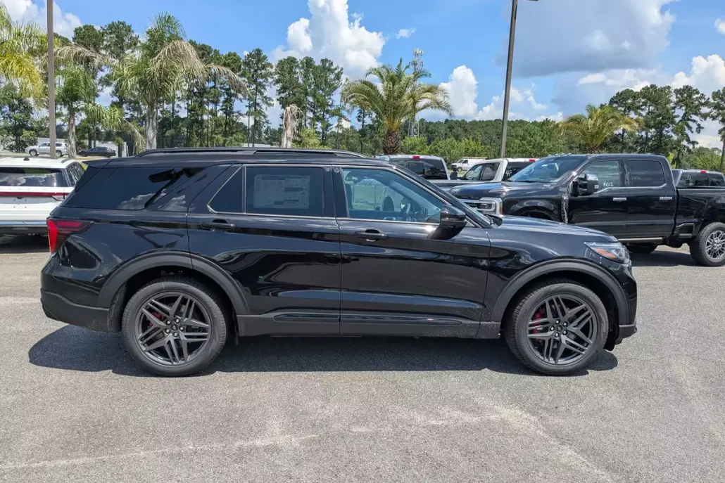 2025 Ford Explorer ST photo 1