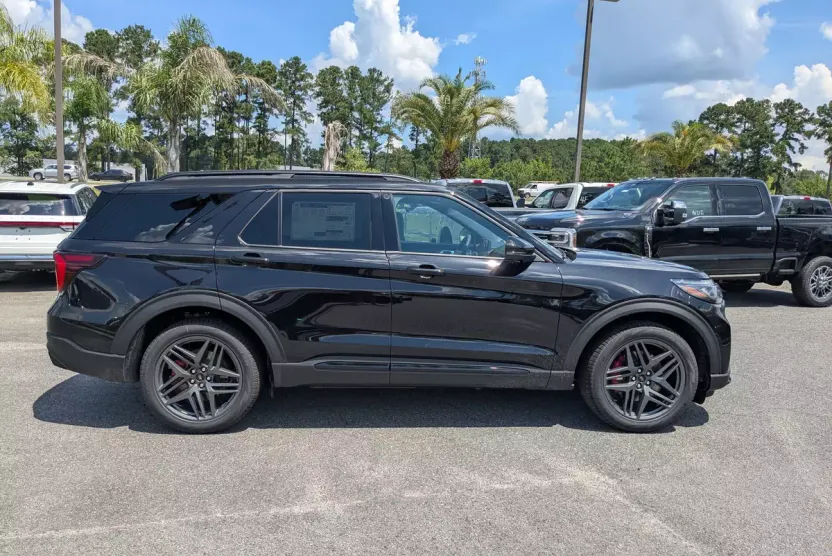 2025 Ford Explorer ST photo 1