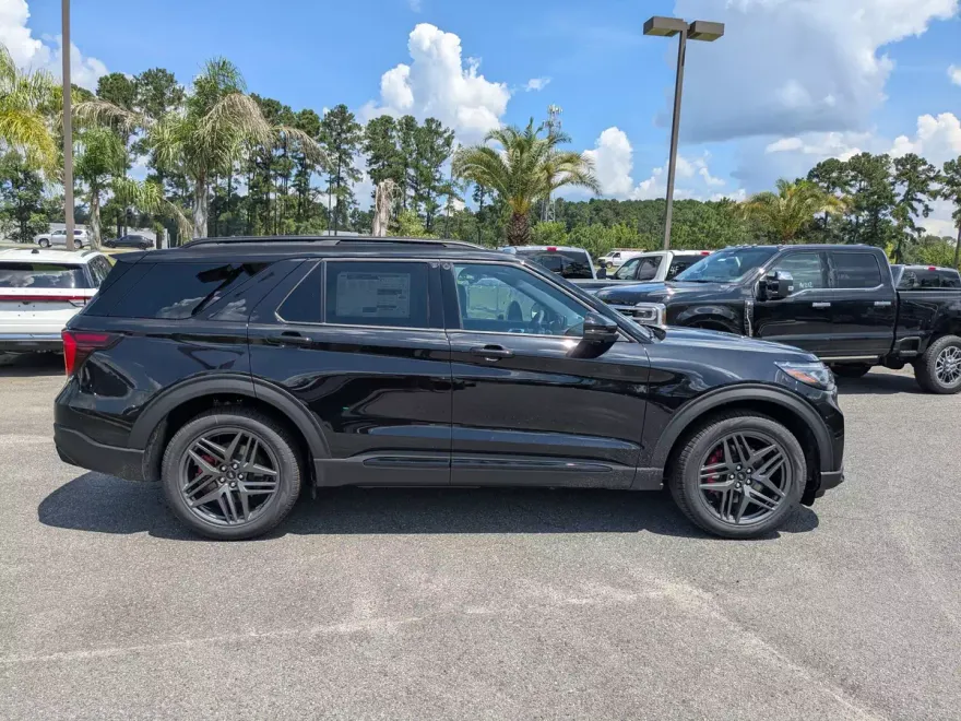 2025 Ford Explorer ST photo 1