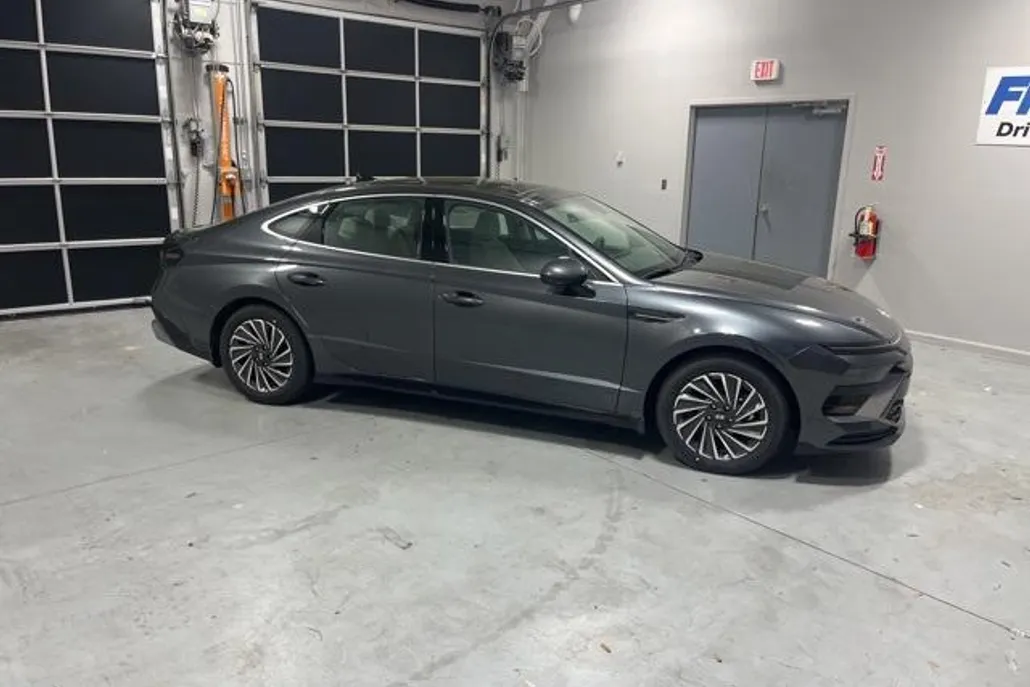 2025 Hyundai Sonata Hybrid Limited photo 1