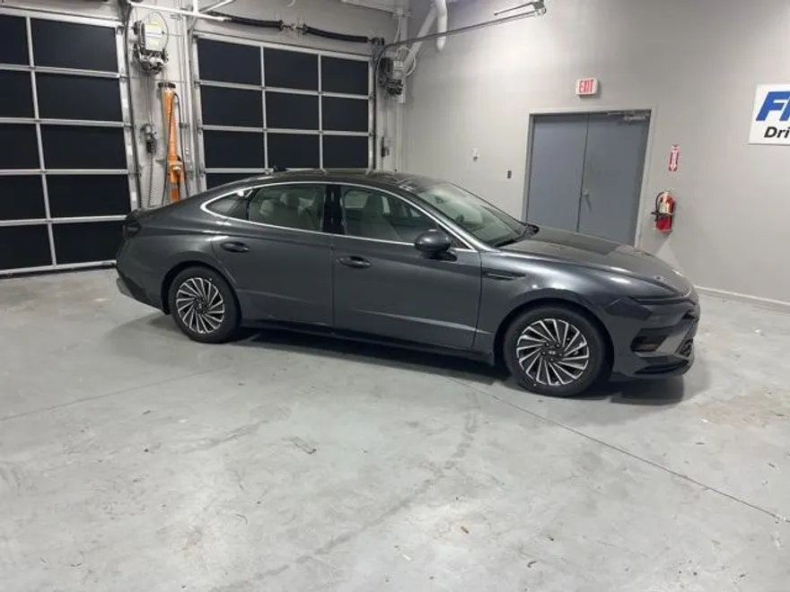 2025 Hyundai Sonata Hybrid Limited photo 1