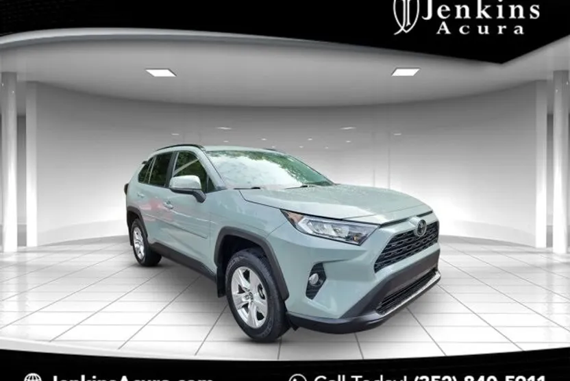 2021 Toyota RAV4 XLE photo 1