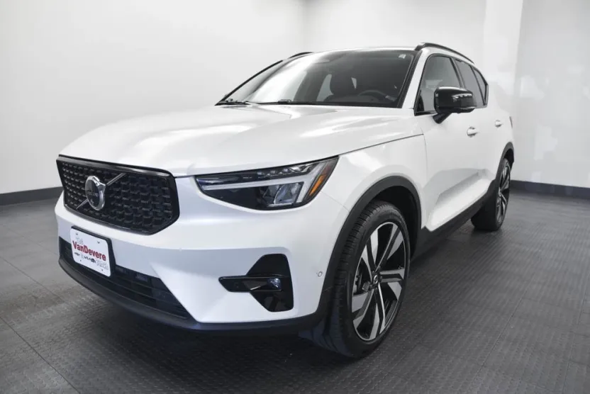 2025 Volvo XC40 Plus photo 1