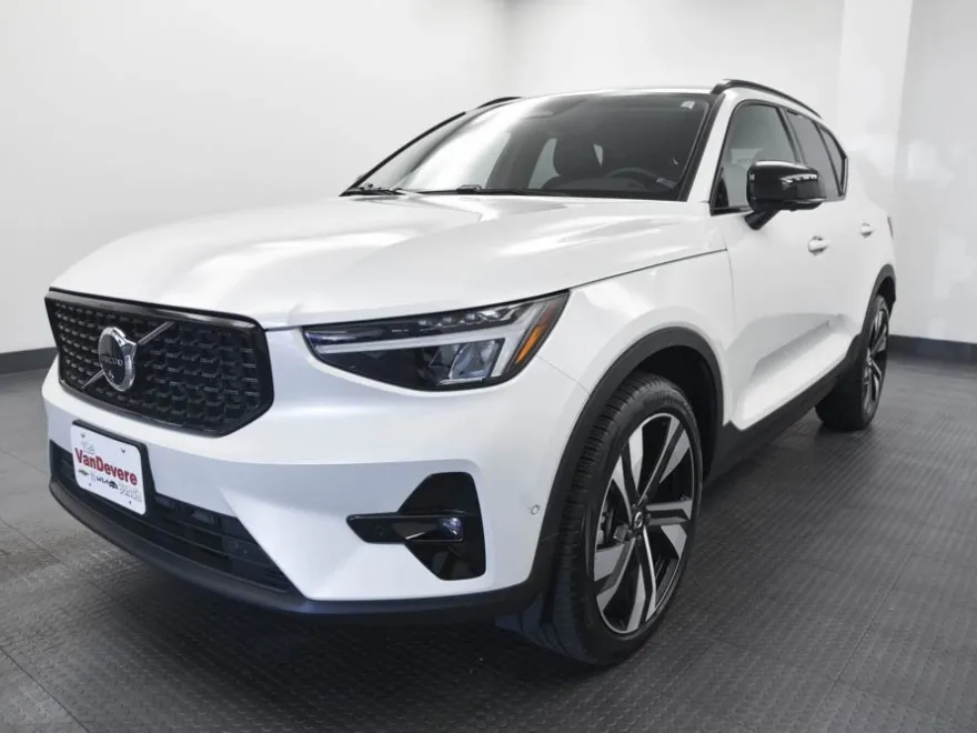 2025 Volvo XC40 Plus photo 1