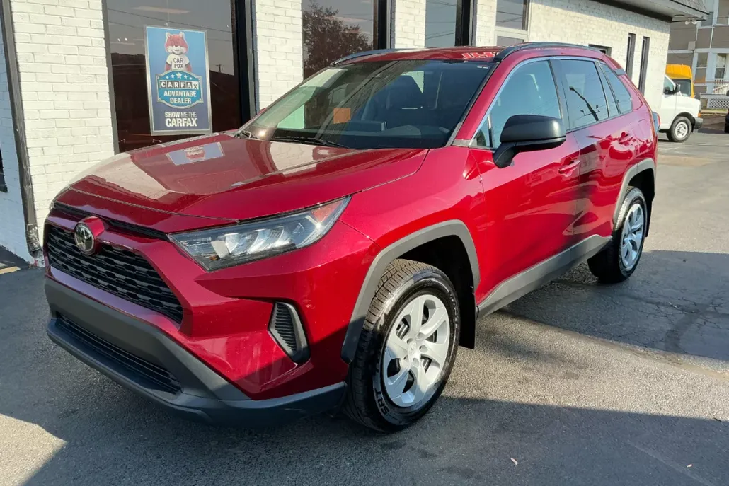 2020 Toyota RAV4 LE photo 1