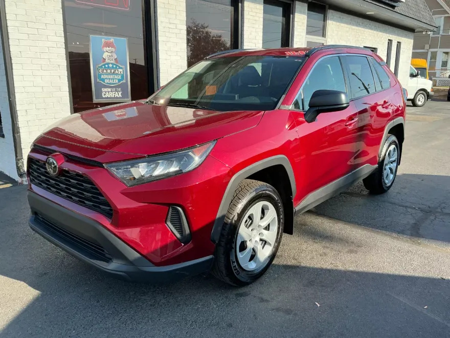 2020 Toyota RAV4 LE photo 1