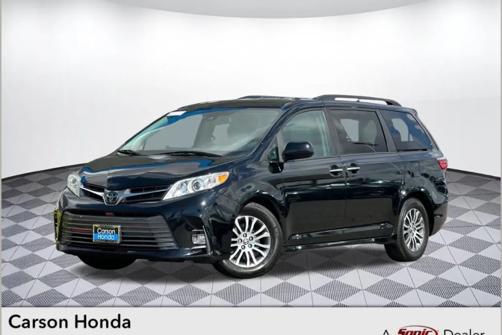 2020 Toyota Sienna XLE photo 1