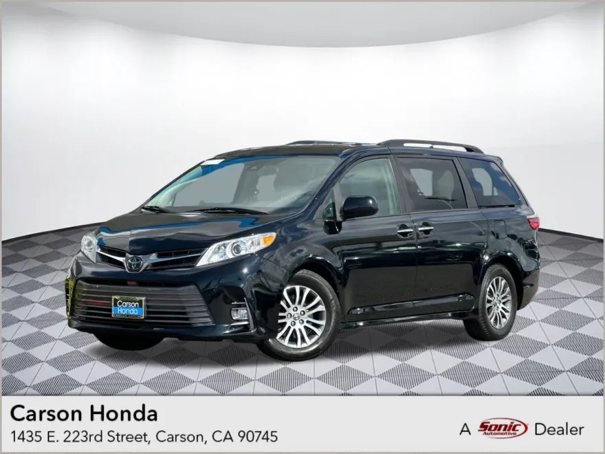 2020 Toyota Sienna XLE photo 1