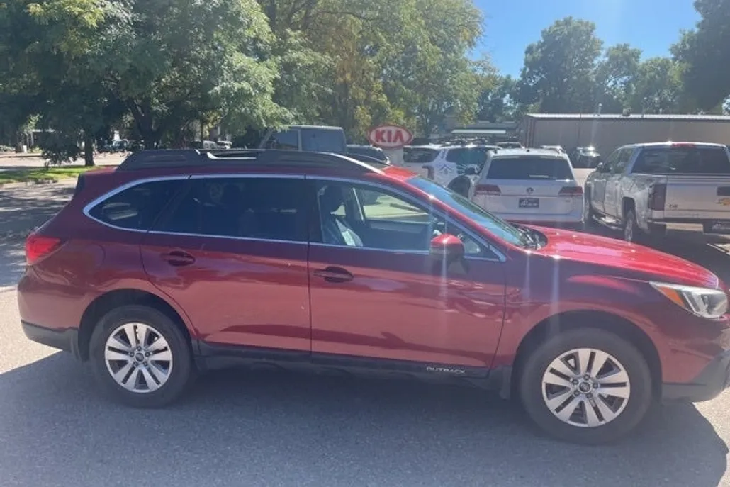 2017 Subaru Outback 2.5i Premium photo 1