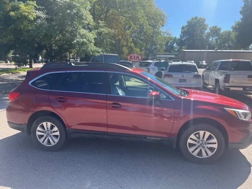 2017 Subaru Outback 2.5i Premium photo 1