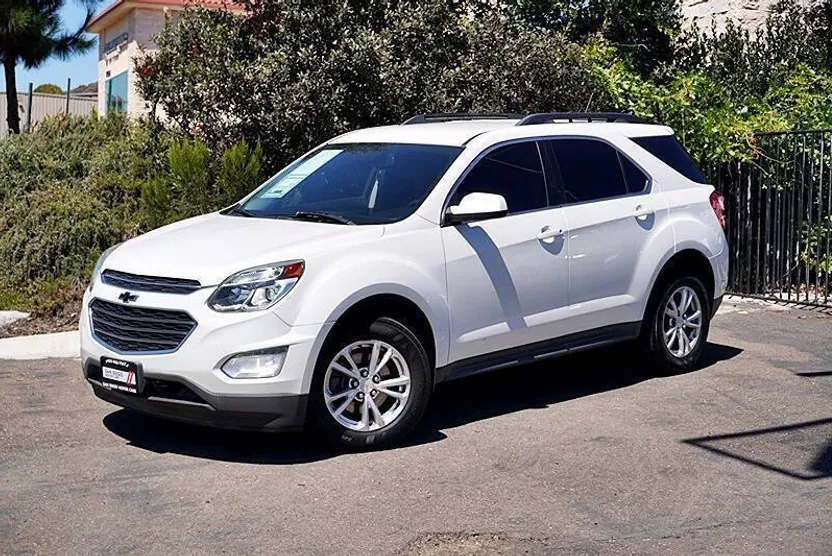 2017 Chevrolet Equinox LT photo 1