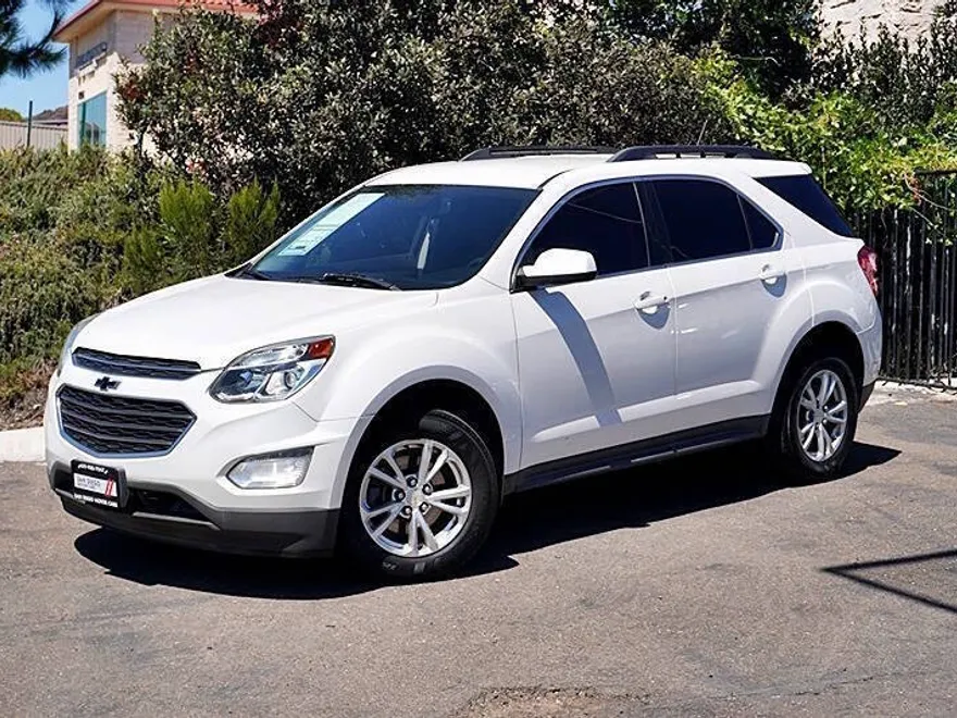 2017 Chevrolet Equinox LT photo 1