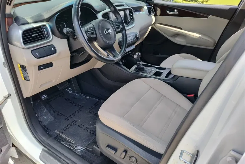 2017 Kia Sorento LX photo 1