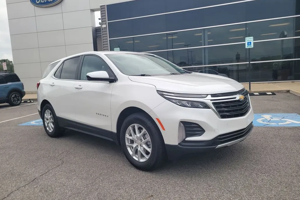 2024 Chevrolet Equinox LT photo 1
