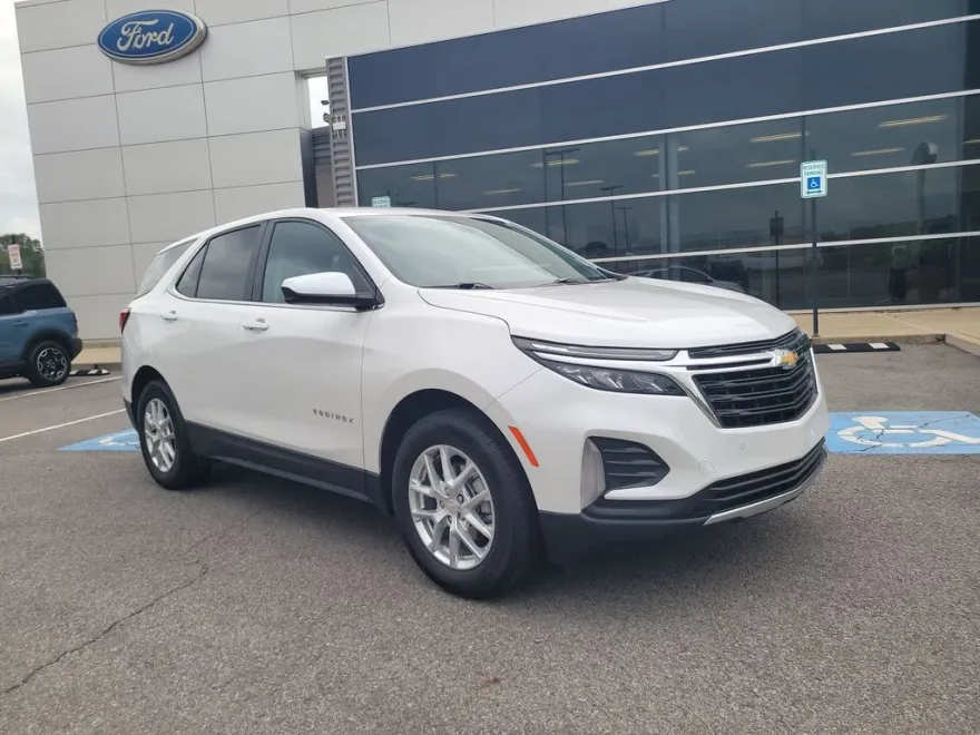 2024 Chevrolet Equinox LT photo 1