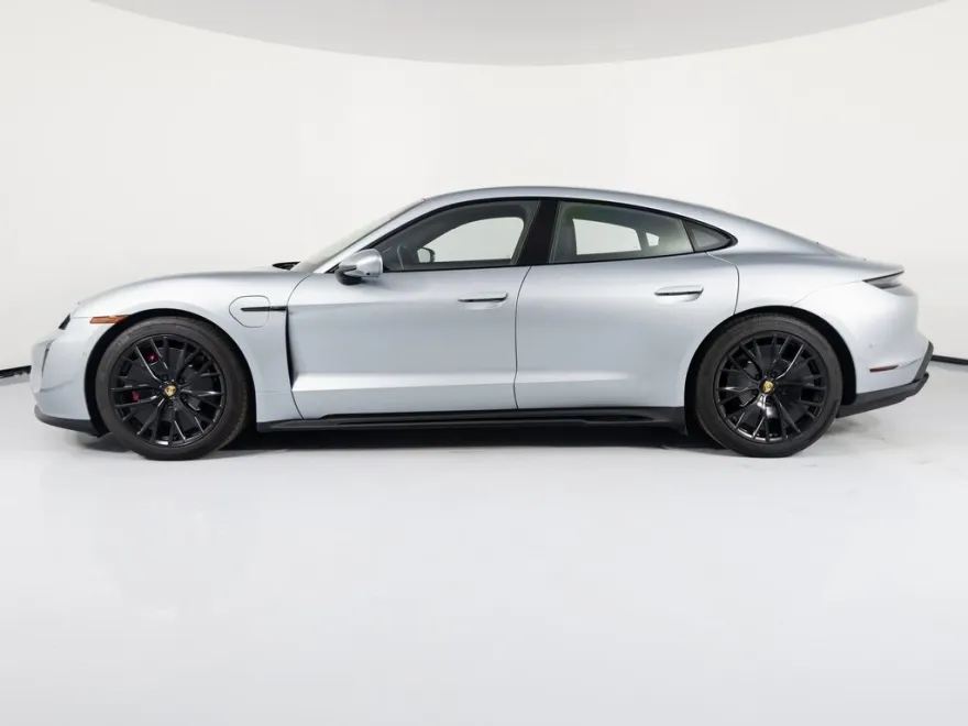 2022 Porsche Taycan GTS photo 2