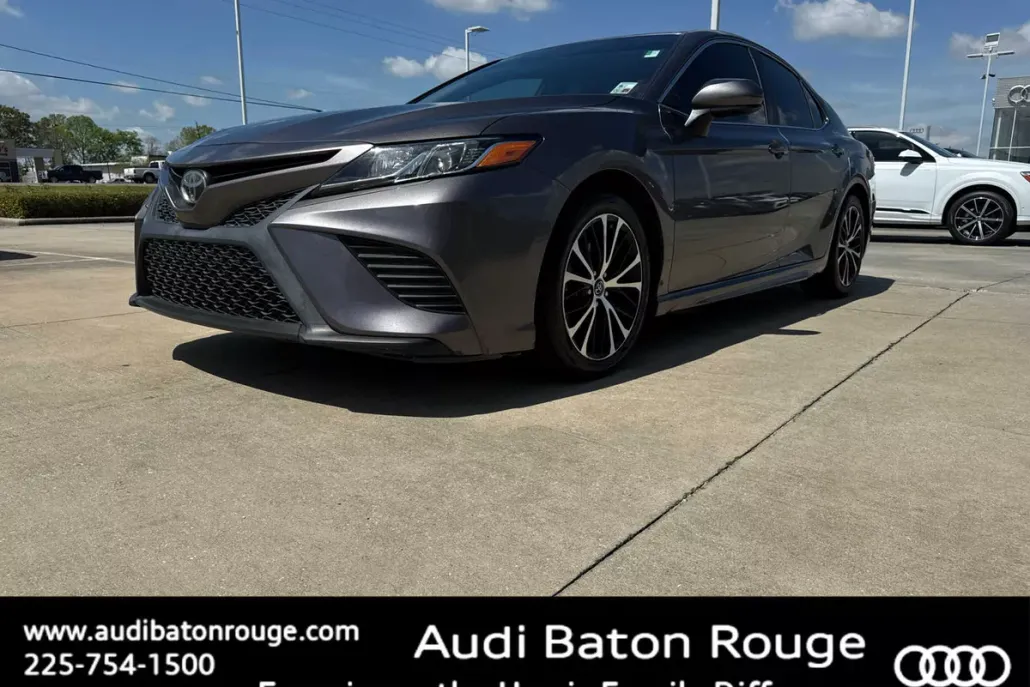 2019 Toyota Camry SE photo 1