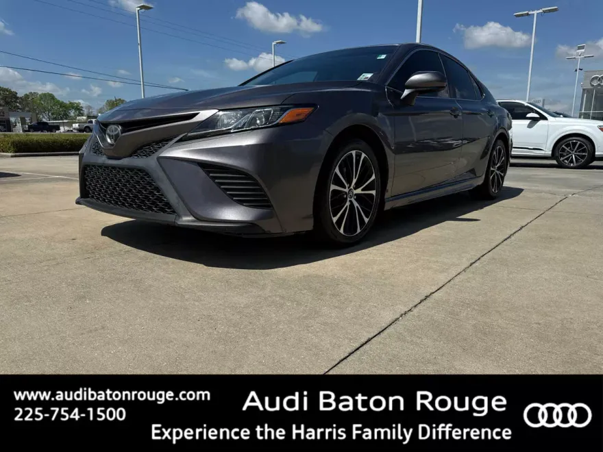 2019 Toyota Camry SE photo 1