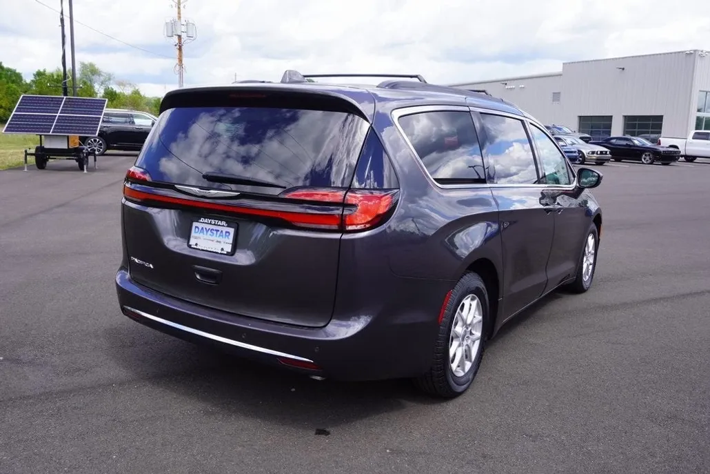 2022 Chrysler Pacifica Touring L photo 1