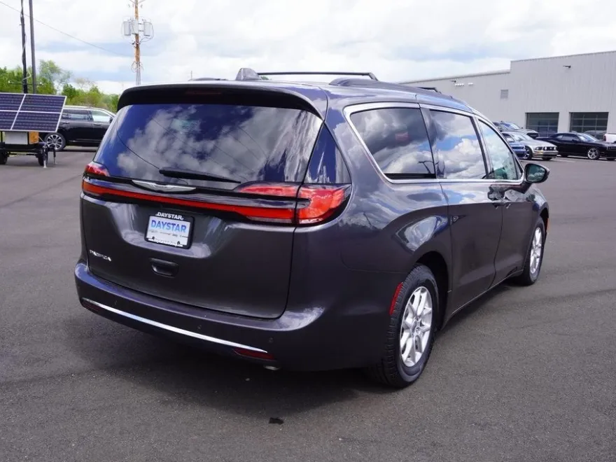 2022 Chrysler Pacifica Touring L photo 1