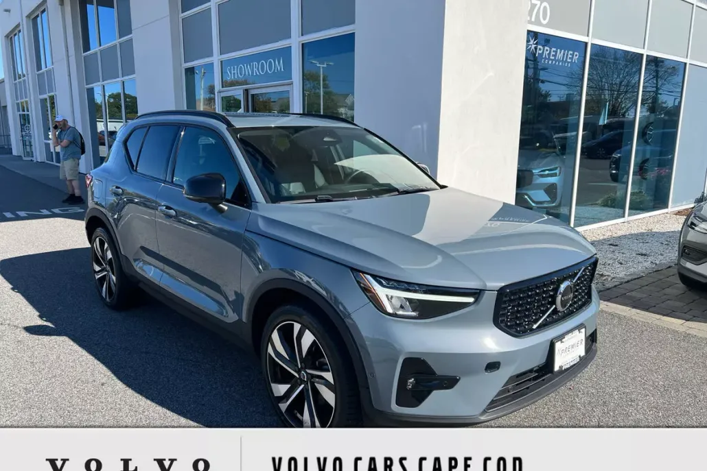2023 Volvo XC40 AWD Plus photo 1