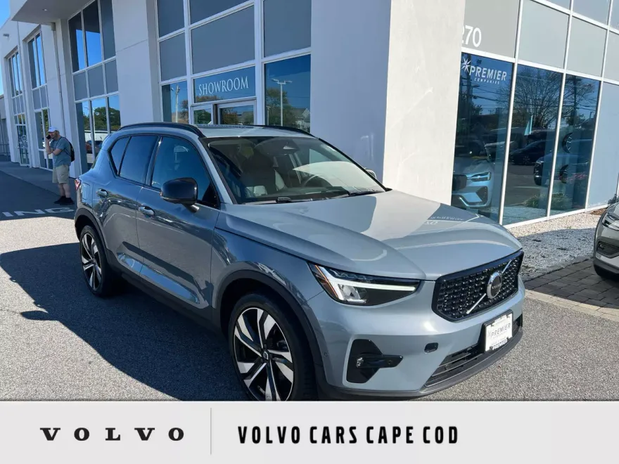 2023 Volvo XC40 AWD Plus photo 1