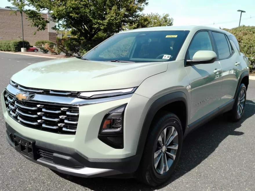2025 Chevrolet Equinox LT photo 1