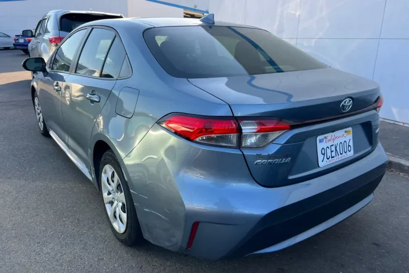 2021 Toyota Corolla LE photo 1